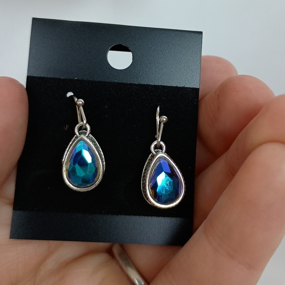 2/30$‎ Or 3/$35 Elegant Silver and Blue Teardrop Earrings (#0277) - Picture 2 of 3